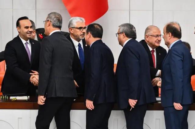 Bakan Kacır'dan Togg şov: Bütçe görüşmelerine Togg'un göz kamaştıran yeni modeli T10F ile geldi