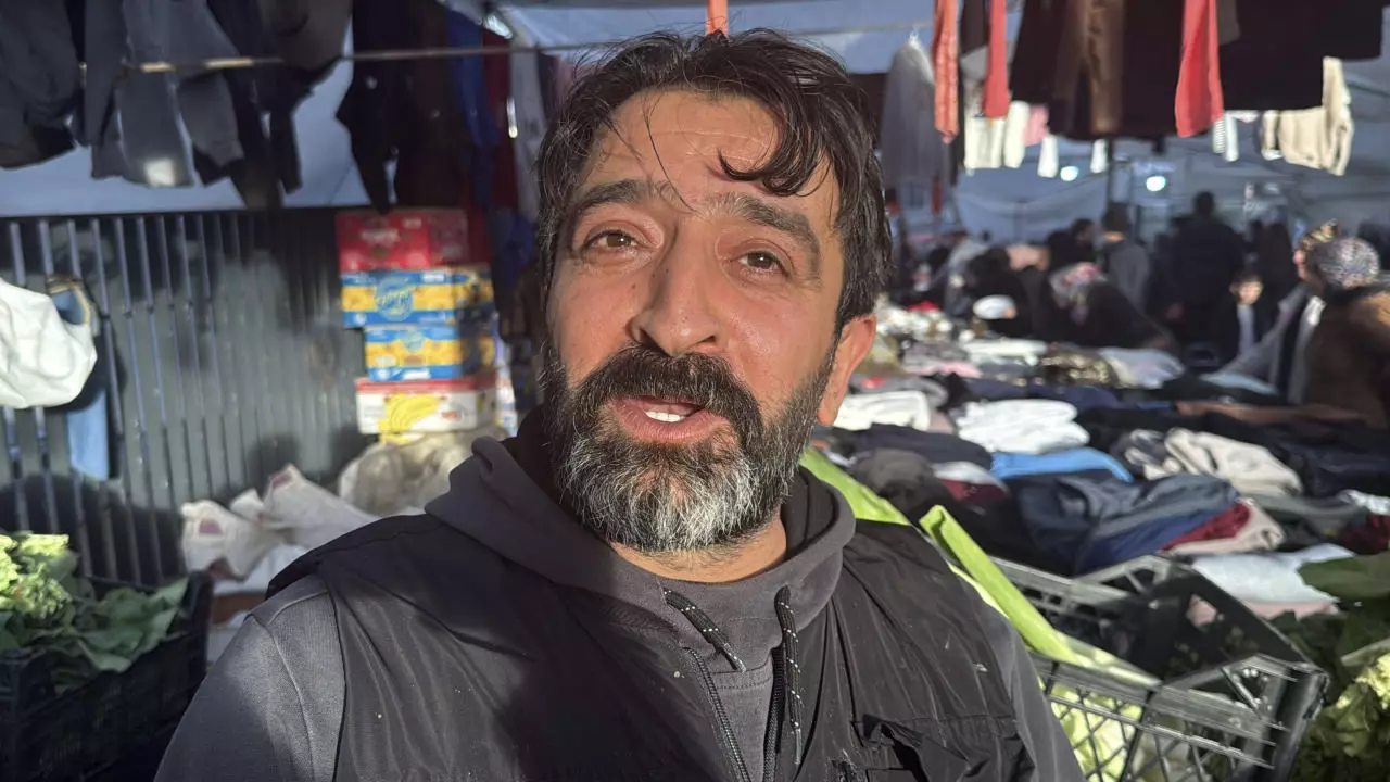 Çocuğu, pazarda herkesin gözü önünde iple bağladı: Gerekçesi ise hem dikkat çekti hem düşündürdü...