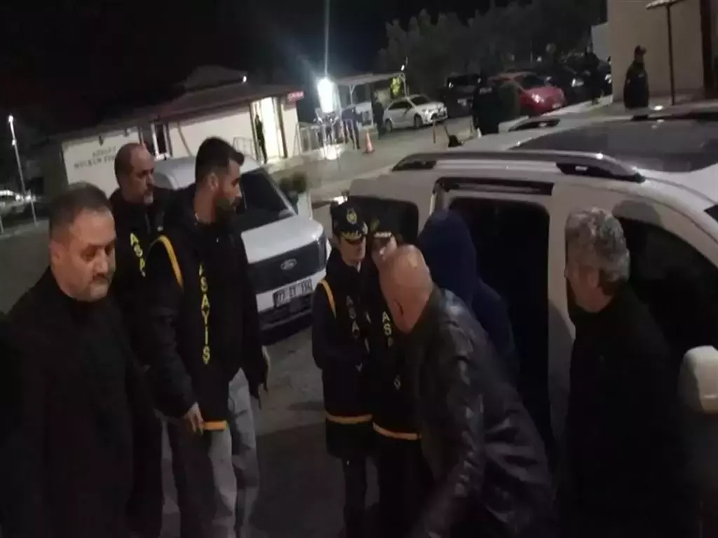 Adliye önünde toplanan kalabalık Güllü'nün kızı Tuğyan'ı topa tuttu: Yuuuhh, anne katilisin sen!