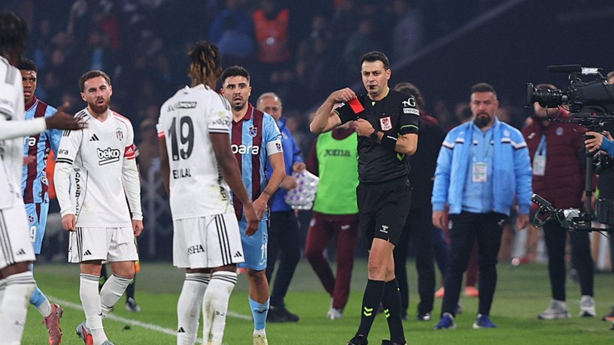 Trabzonspor-Beşiktaş maçında olay pozisyonlar: Eski hakemleri bir birine düşüren hakem kararı!