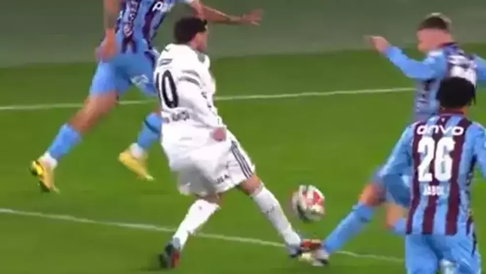 Trabzonspor-Beşiktaş maçında olay pozisyonlar: Eski hakemleri bir birine düşüren hakem kararı!