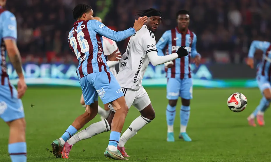 Trabzonspor-Beşiktaş maçında olay pozisyonlar: Eski hakemleri bir birine düşüren hakem kararı!