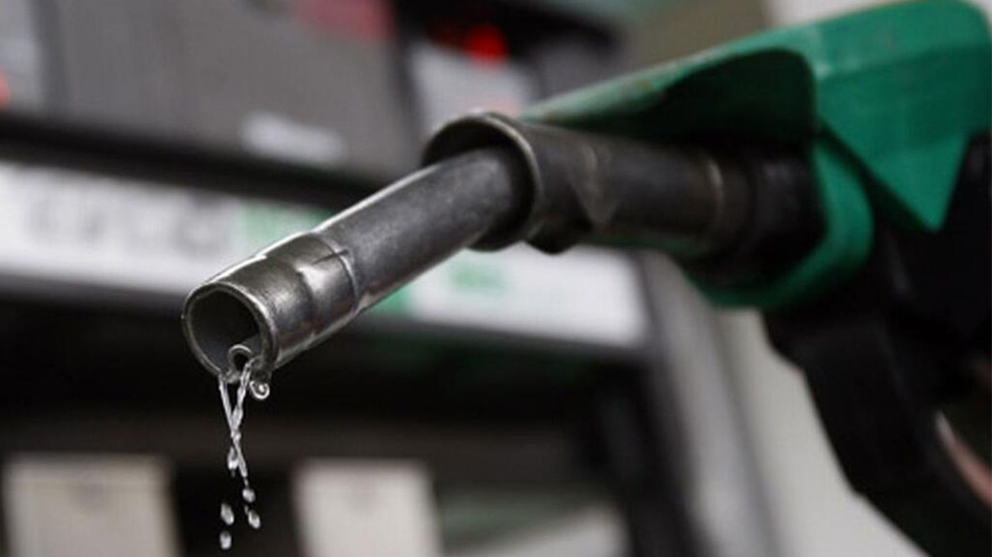 Araç sahiplerine süper haber: Benzine bu gece yeni bir indirim daha geliyor!