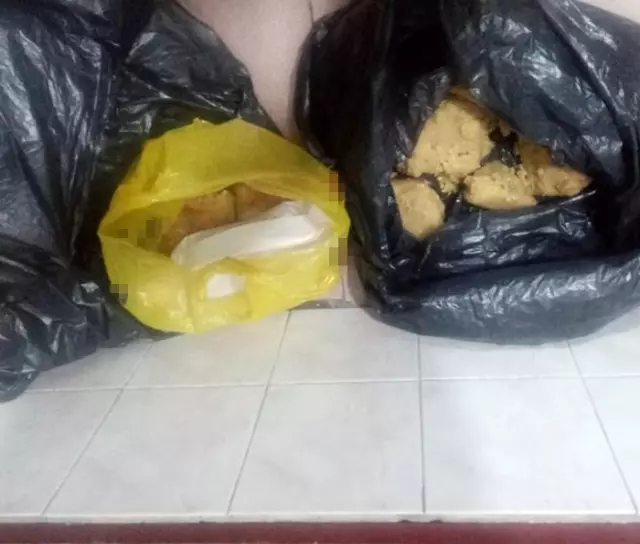 Börek tezgahında iğrenç görüntü: Müşterilere satılan böreklerin üzerinde fareler cirit attı!