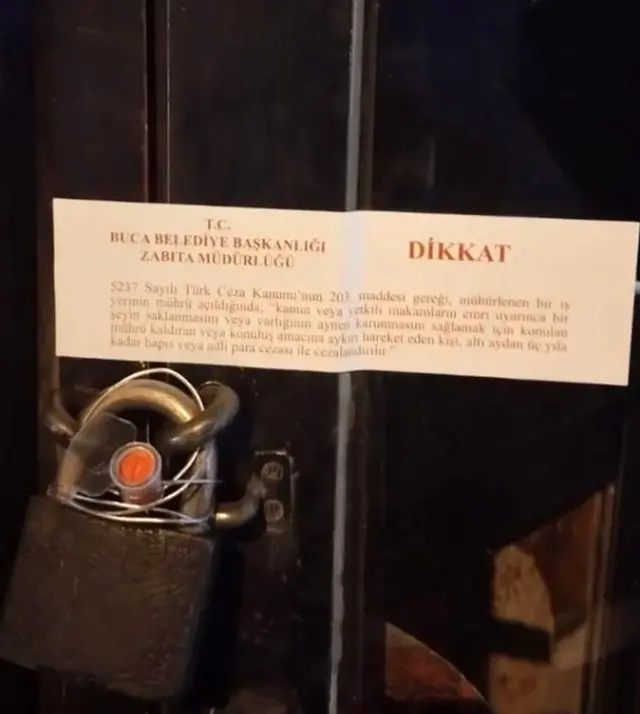 Börek tezgahında iğrenç görüntü: Müşterilere satılan böreklerin üzerinde fareler cirit attı!