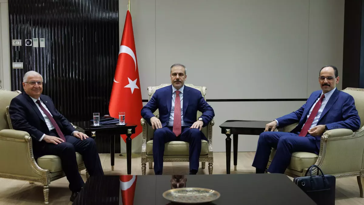 Sınır hattında sıcak dakikalar: Bakan Fidan, Bakan Güler ve MİT Başkanı Kalın, Şam'a çıkarma yaptı!