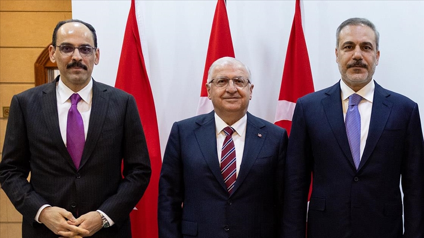 Sınır hattında sıcak dakikalar: Bakan Fidan, Bakan Güler ve MİT Başkanı Kalın, Şam'a çıkarma yaptı!