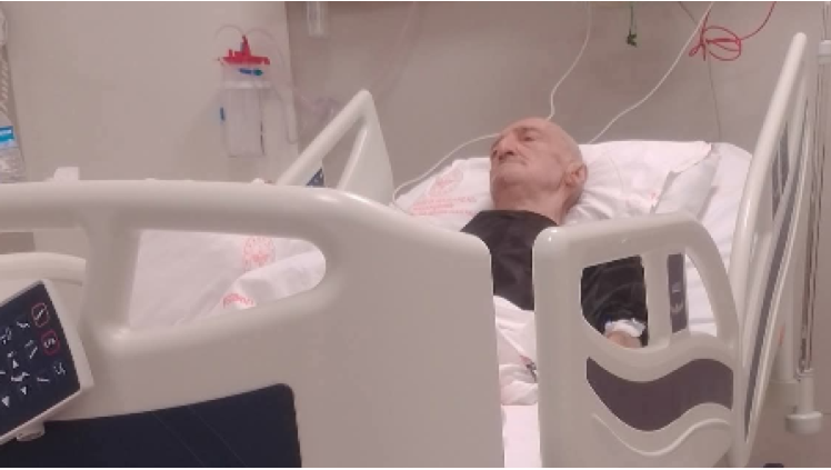 Karadenizli Sanatçı Hızır Acil Yoğun Bakımda! Oğlu Metin Atalay sevenlerinden dua istedi