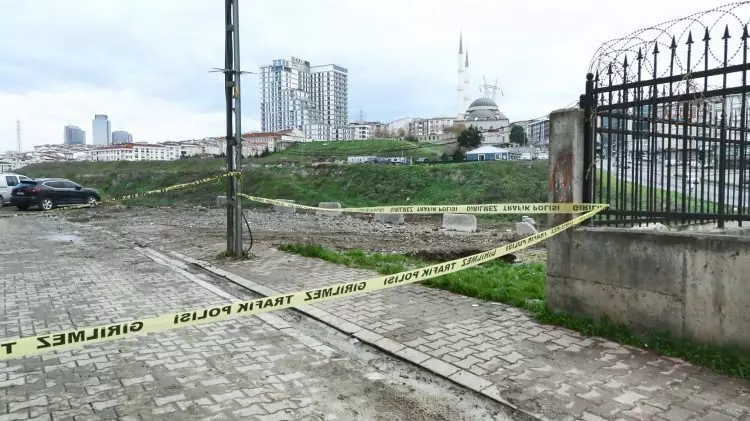 İstanbul'da park halindeki otomobilin başına gelen akıl almaz olay: Yer yarıldı içine girdi!