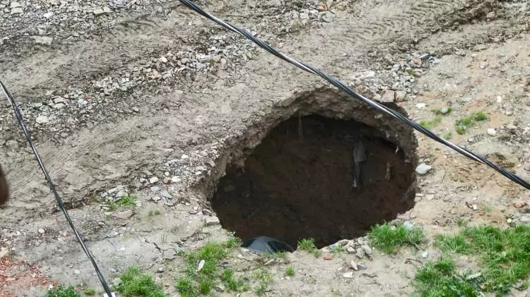 İstanbul'da park halindeki otomobilin başına gelen akıl almaz olay: Yer yarıldı içine girdi!