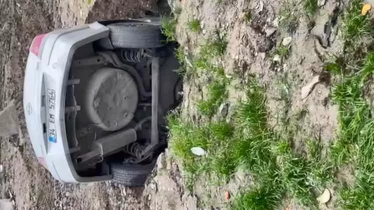 İstanbul'da park halindeki otomobilin başına gelen akıl almaz olay: Yer yarıldı içine girdi!