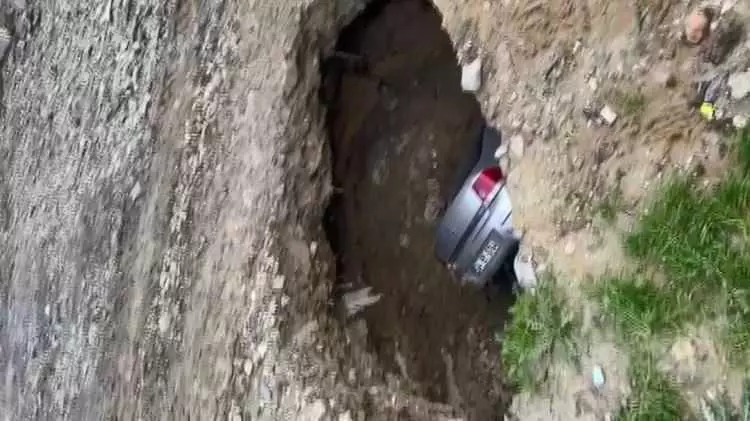 İstanbul'da park halindeki otomobilin başına gelen akıl almaz olay: Yer yarıldı içine girdi!