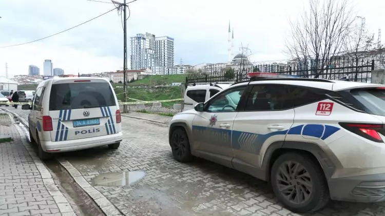 İstanbul'da park halindeki otomobilin başına gelen akıl almaz olay: Yer yarıldı içine girdi!