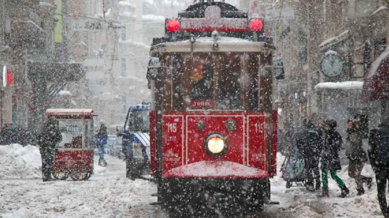 Valilik 19 ilçe için duyuru yaptı: İstanbul'a kar o saatlerde giriş yapacak!