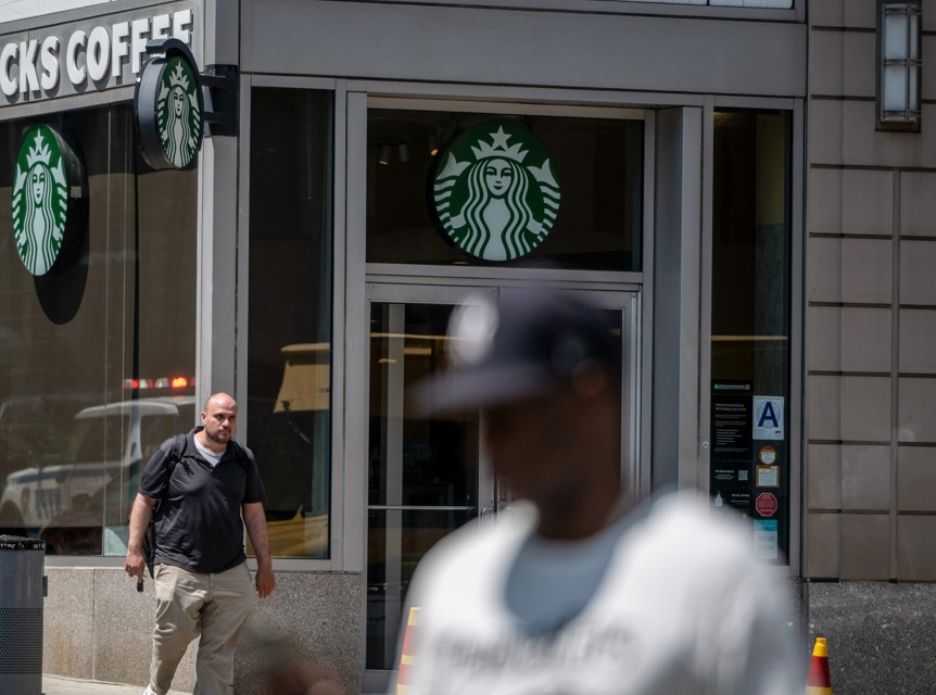 Starbucks batıyor mu? Yüzlerce mağazasını kapatacak!