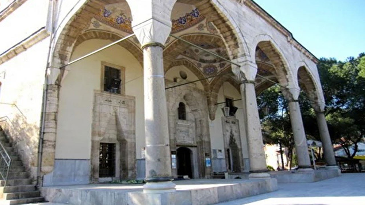 Namaz çıkışı 'Babamın hayrına' deyip 3.000 kişiye 500 kilo domuz kavurma yedirmiş!