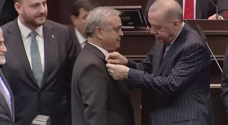 O isimler, tek tek AK Parti’ye geçti: 3 vekilin rozetini Erdoğan elleriyle taktı!