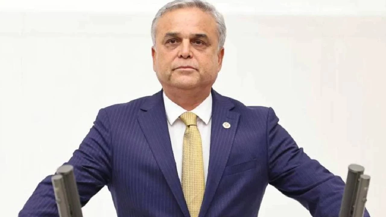 O isimler, tek tek AK Parti’ye geçti: 3 vekilin rozetini Erdoğan elleriyle taktı!