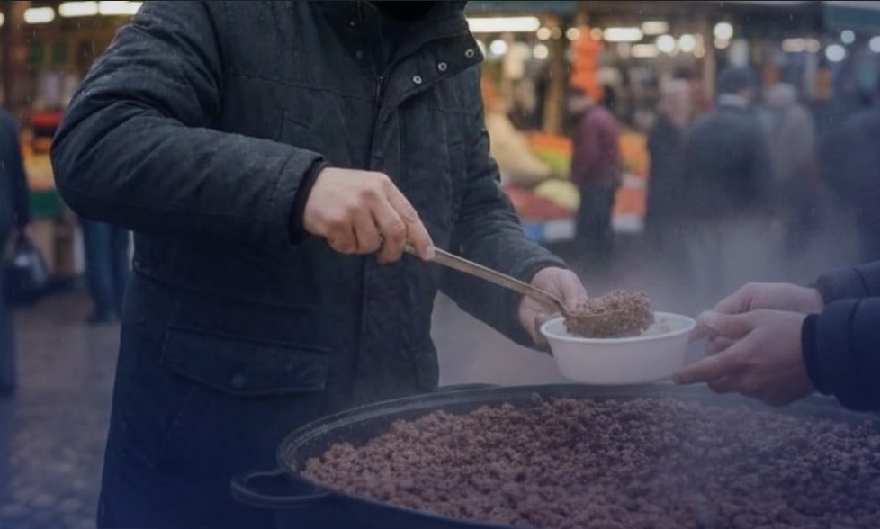 Namaz çıkışı 'Babamın hayrına' deyip 3.000 kişiye 500 kilo domuz kavurma yedirmiş!