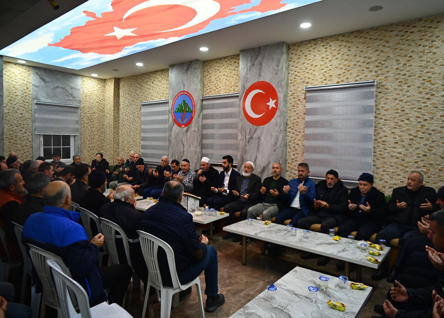 Tuzla Belediyesi Miraç Kandilinde vatandaşlara kandil simidi dağıttı