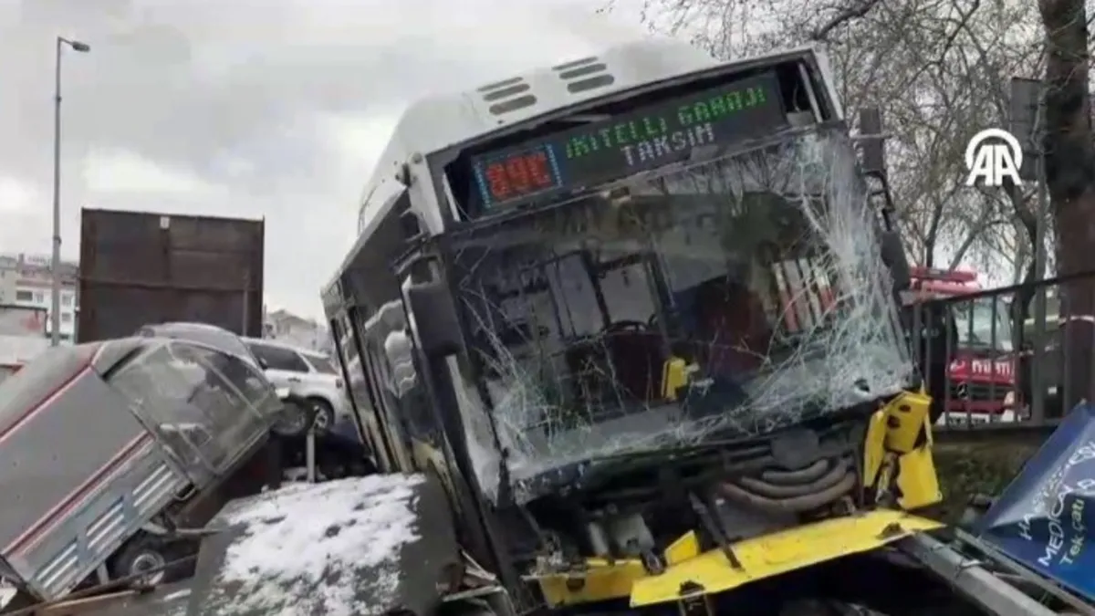 Esenler'de İETT otobüsü otoparka daldı: Ortalık savaş alanı!