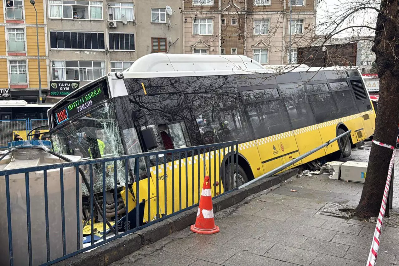 Esenler'de İETT otobüsü otoparka daldı: Ortalık savaş alanı!