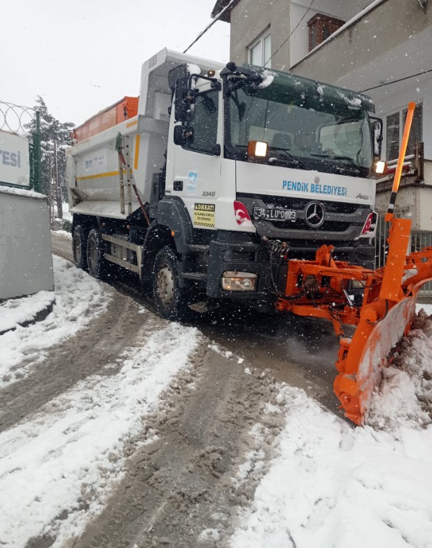 Ekipler sahadaydı: Kapanan yollar tek tek açıldı