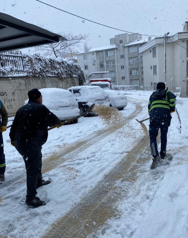 Ekipler sahadaydı: Kapanan yollar tek tek açıldı