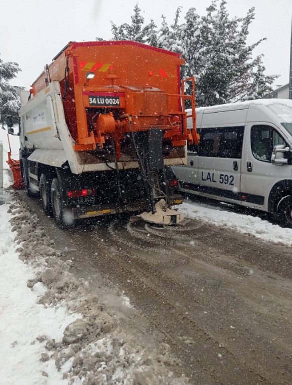 Ekipler sahadaydı: Kapanan yollar tek tek açıldı