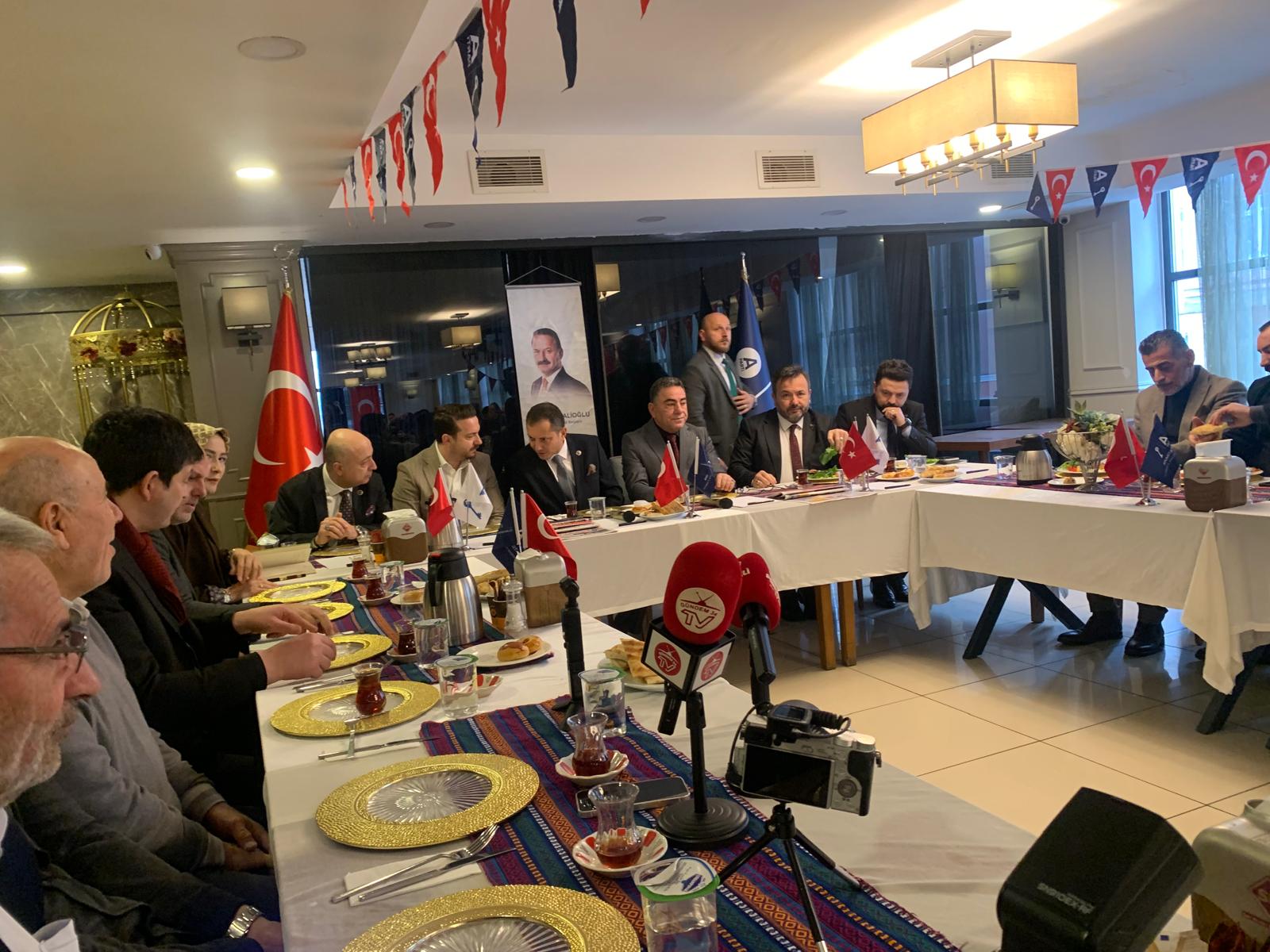 Anahtar Parti Pendik’te Muhtarlar ve Basınla Kahvaltıda Buluştu