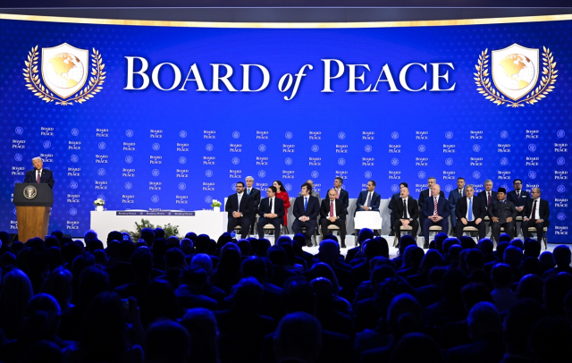 Dünyanın gözü önünde Barış Kurulu için imzalar atıldı! Trump: Gazze'de savaşı durduruyoruz