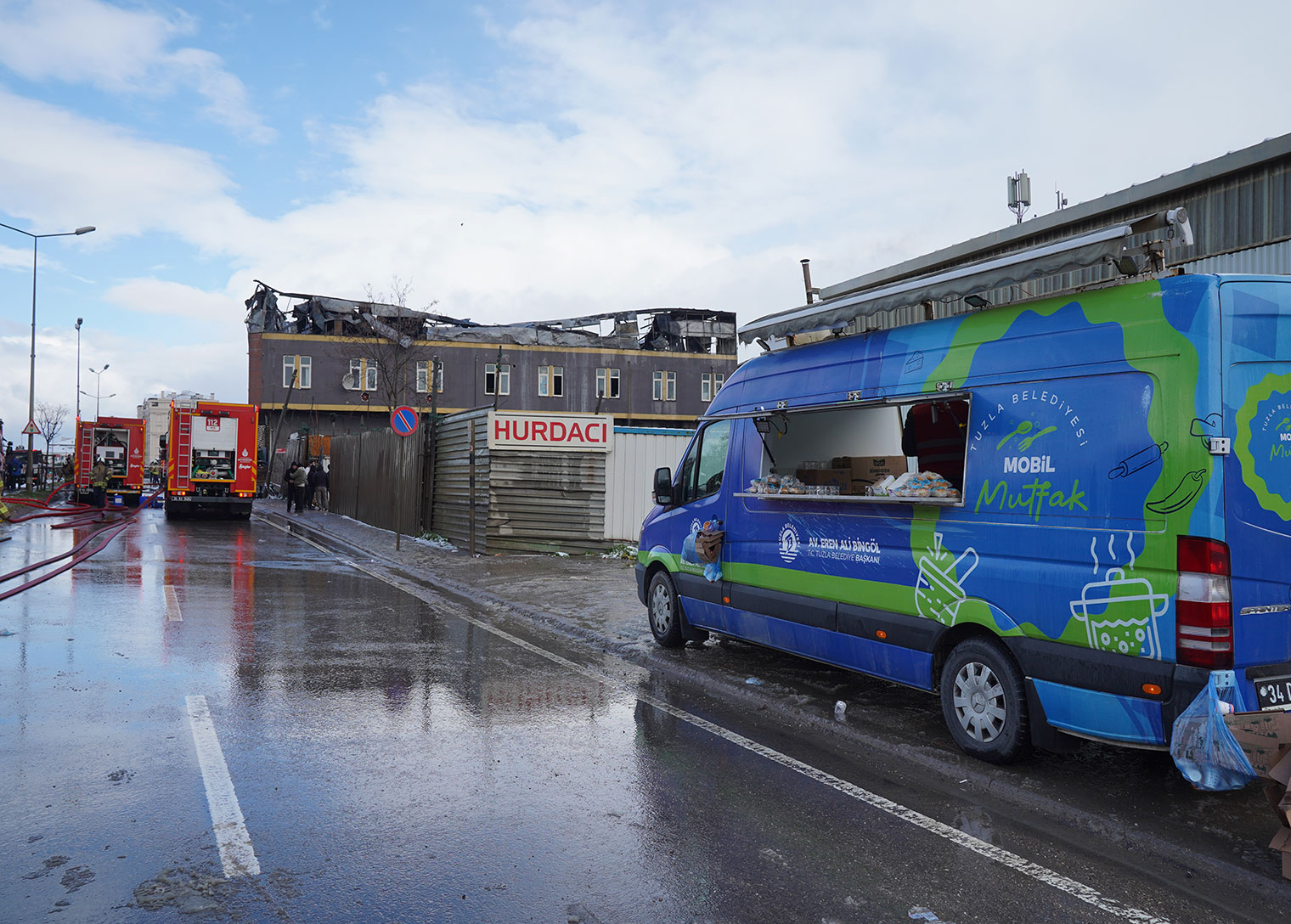 Tuzla Belediyesinden yangında etkilenen vatandaşlara ve görevlilere destek