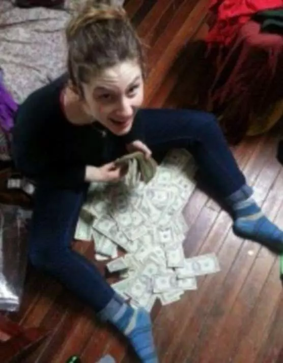 Şaka değil gerçek: Öğrencileri evleri için aldıkları ikinci el koltuktan servet çıktı!