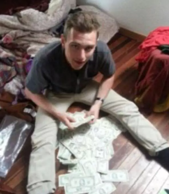 Şaka değil gerçek: Öğrencileri evleri için aldıkları ikinci el koltuktan servet çıktı!