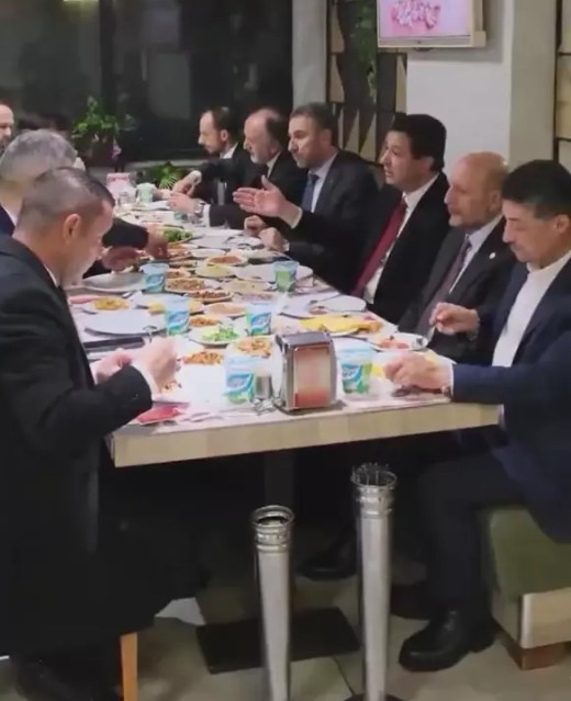 Saadet Partisi lideri Mahmut Arıkan'dan tepki çeken şov: Ciğer yemeye çakarlı konvoyla gitti