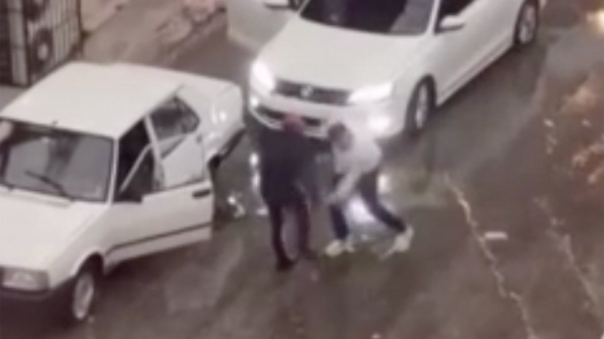 Trafikte dehşet anları: Döner bıçağı ile saldırdı!