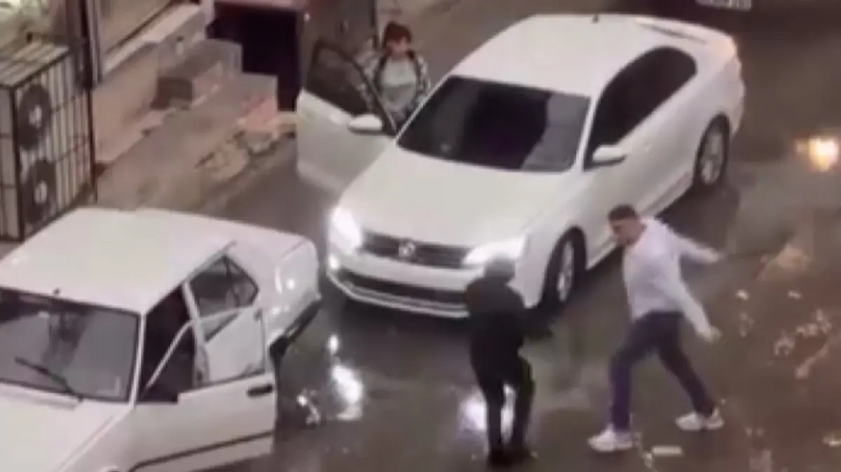 Trafikte dehşet anları: Döner bıçağı ile saldırdı!