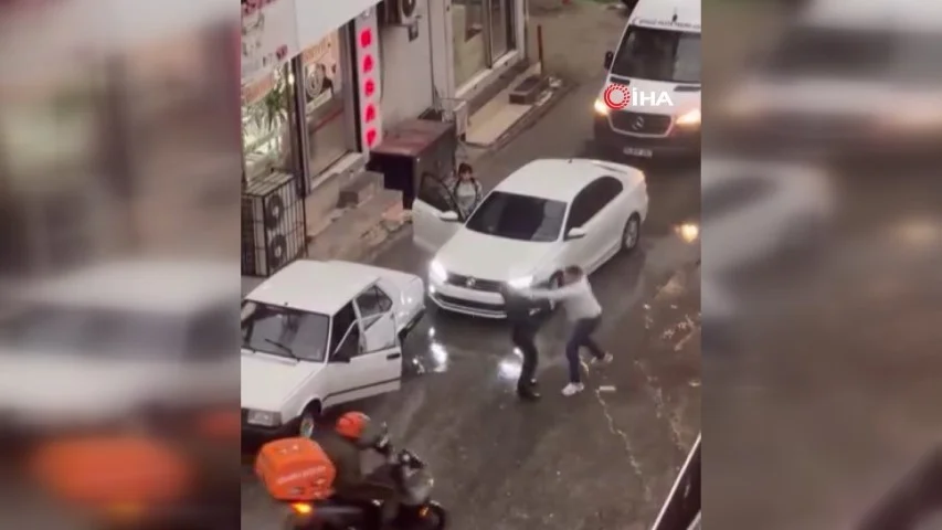 Trafikte dehşet anları: Döner bıçağı ile saldırdı!