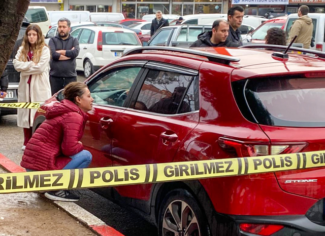 Aracında ölü bulunan eşinin başında feryat etti: Ne olur kalk aşkım...