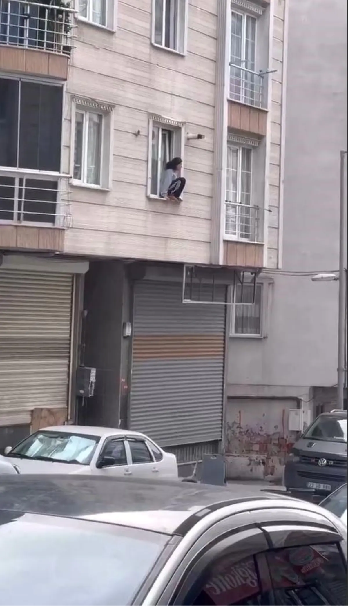 İstanbul'dan ilginç görüntüler: Kocası darp edip eve kilitledi, o da camdan atladı!