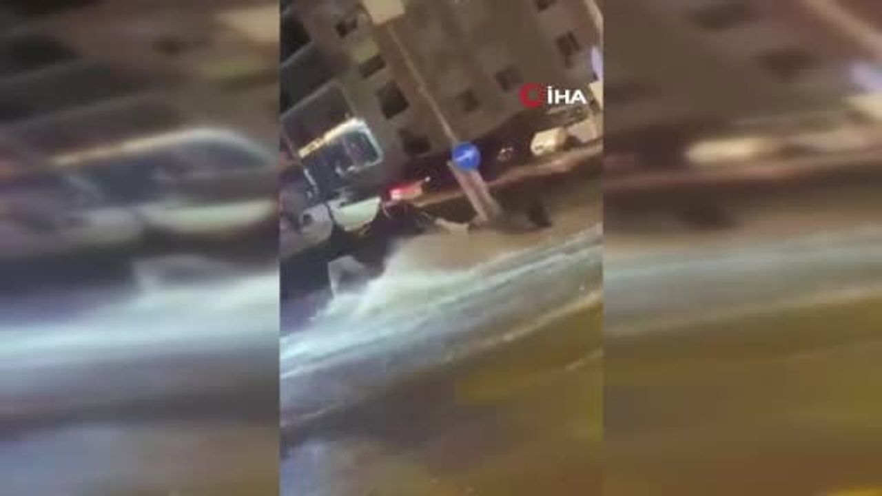 İzmir'in suyla imtihanı bitmiyor: Kuvvetli yağış sonucu sele kapılan yayayı polis kurtardı!