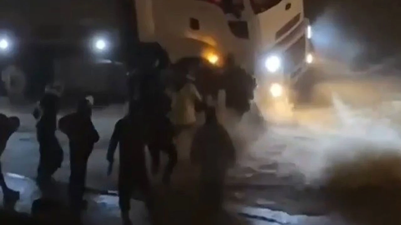 İzmir'in suyla imtihanı bitmiyor: Kuvvetli yağış sonucu sele kapılan yayayı polis kurtardı!