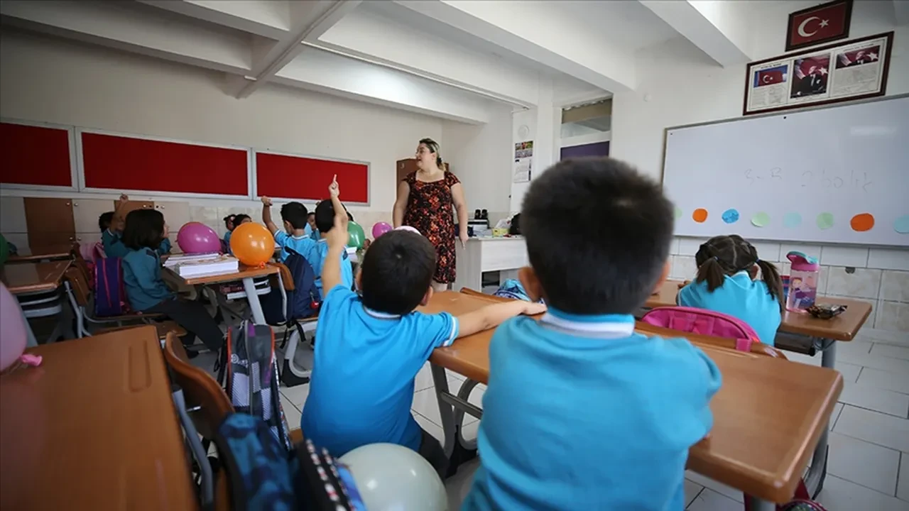 MEB'den öğrencileri üzen haber: Tatiller birleşti, işte takvim...