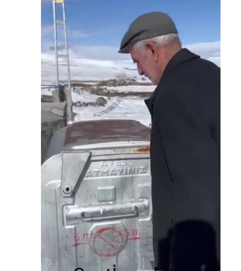 Yaşlı adam şaştı kaldı: Çöp kutusunun kapağını açınca bakın neyle karşılaştı?