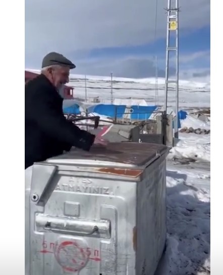 Yaşlı adam şaştı kaldı: Çöp kutusunun kapağını açınca bakın neyle karşılaştı?