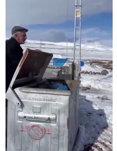 Yaşlı adam şaştı kaldı: Çöp kutusunun kapağını açınca bakın neyle karşılaştı?