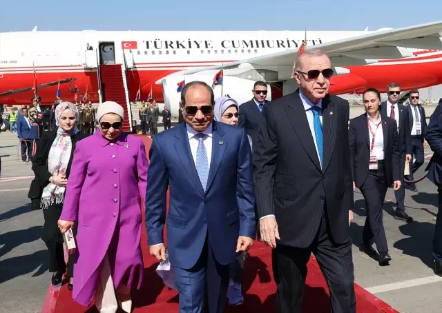 Cumhurbaşkanı Erdoğan, Mısır'a gitti: Sisi ve heyeti tarafından karşılandı