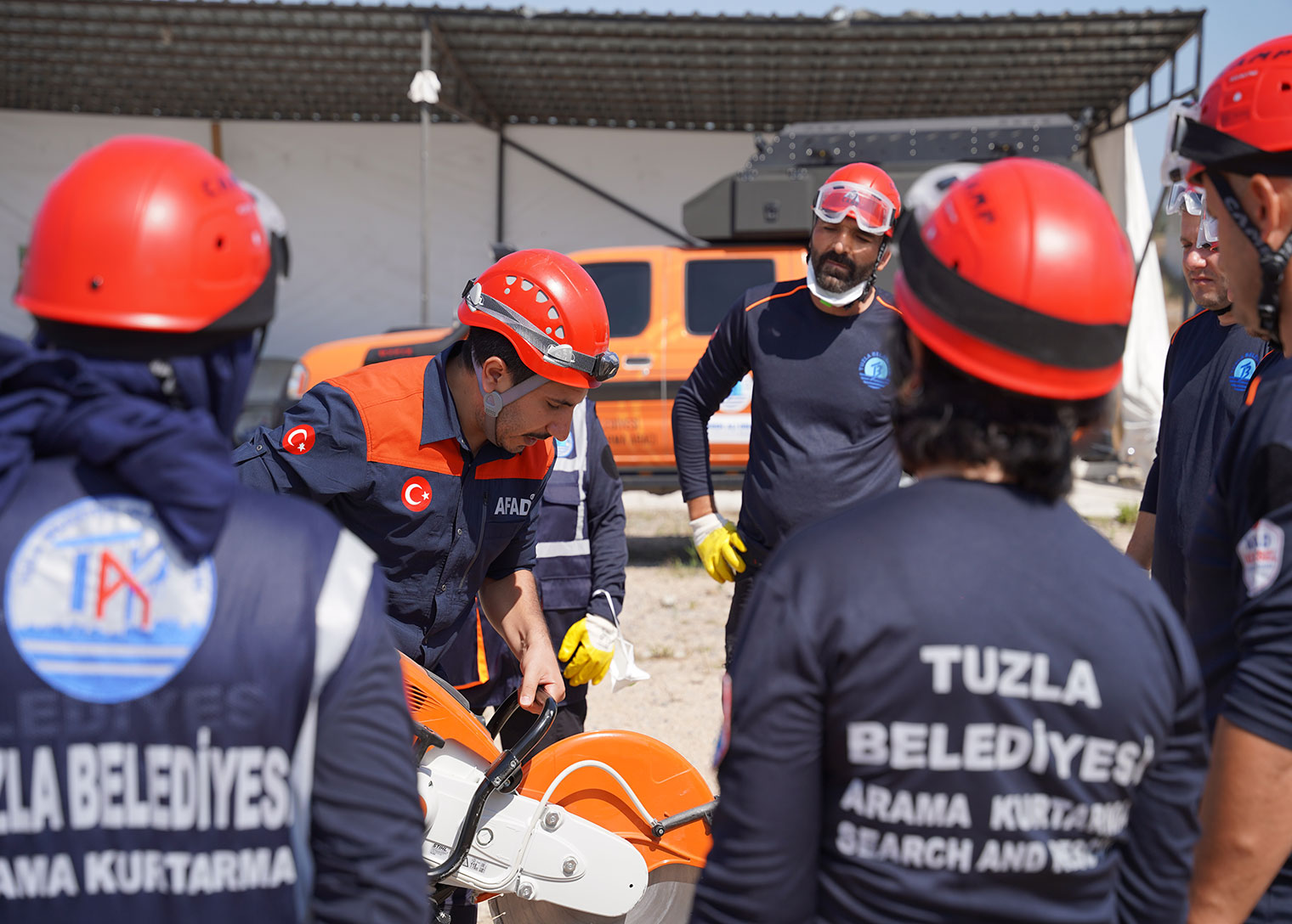 Tuzla’da 6 Şubat deprem şehitleri böyle anıldı: Telsizlerden başsağlığı anonsları yükseldi