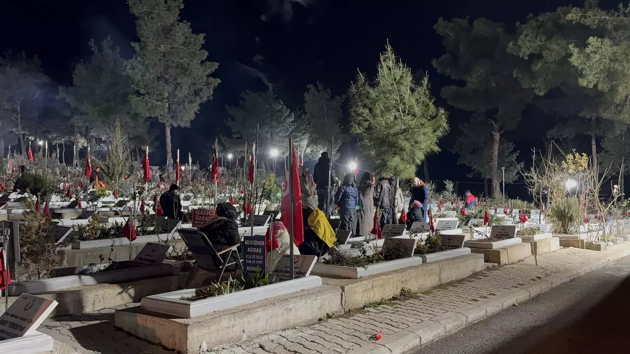 Türkiye onu bu resmi ile hafızalara kazımıştı: 6 Şubat depreminin 3. yılında kızının mezarına koştu