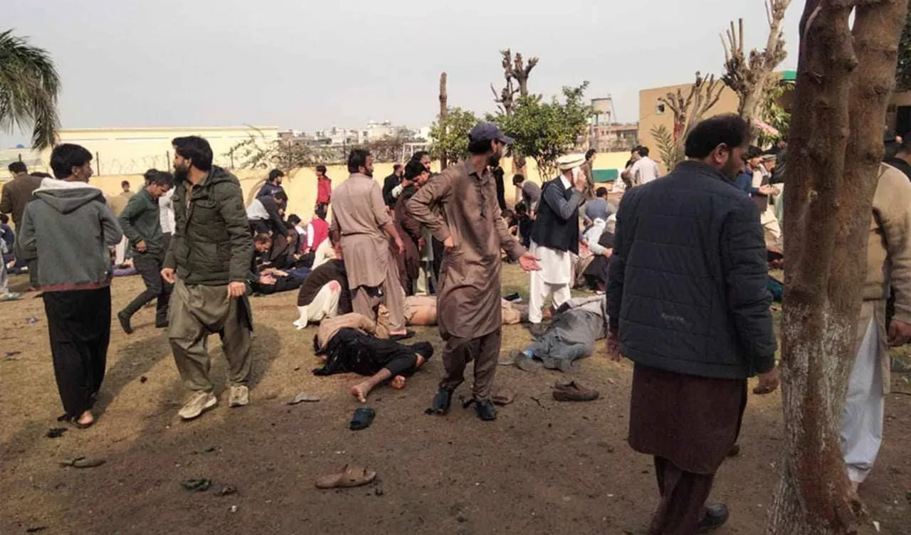 Pakistan'da cuma namazı kana bulandı: Bir camide meydana gelen patlamada ölü ve yaralılar var!